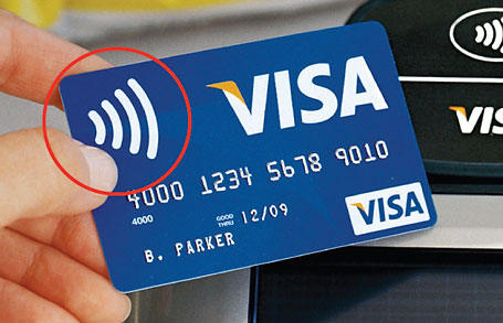 Visa Dankort med ikonet for RFID-NFC betaling Sådan ser betalingskortet ud med kontaktløs betaling